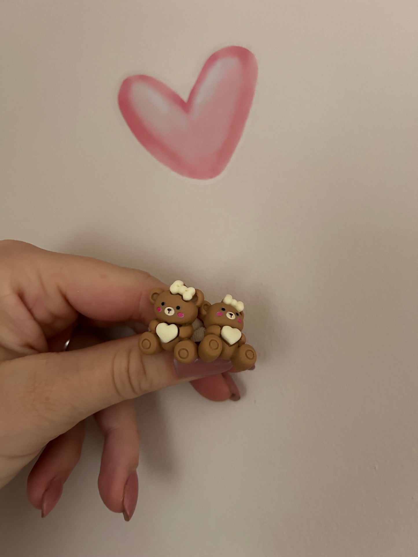 🌸 Bruine hartjesbeer – handgemaakte haarelastiekjes