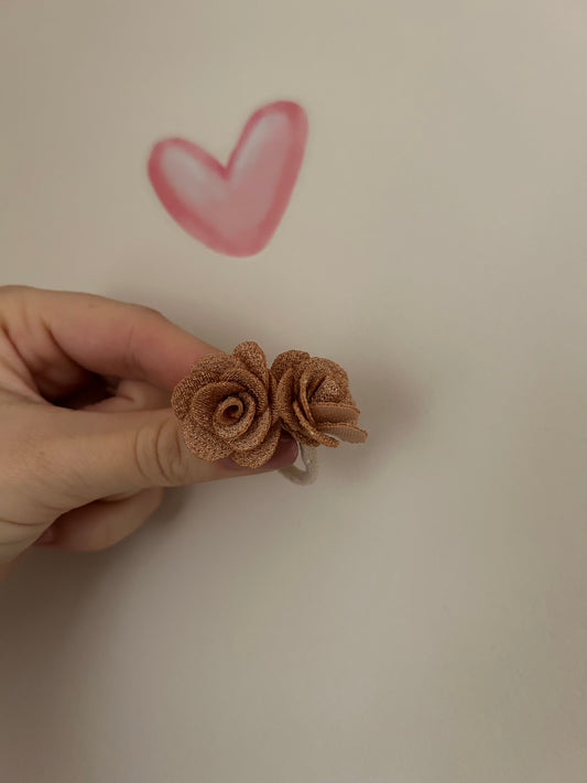 🌹 Bruine fluwelen roosjes – handgemaakte haarelastiekjes
